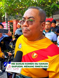 Cuma terfikirnya... Saifuddin nak bayar Sanusi korek duit celah mana?  Takkan gaji dia selama kerja dekat KDN 2 tahun lebih dah ada simpanan  separuh juta lebih? Padan muka hangpa... Dia balas duit