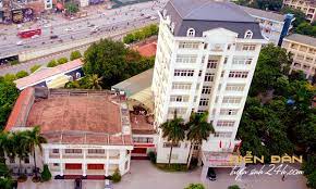 Y khoa, răng hàm mặt, kỹ thuật xét nghiệm y học, ngoài ra, khoa y dược còn xét tuyển thí sinh có chứng chỉ tiếng anh ielts từ 5.5 trở lên hoặc các chứng chỉ tiếng anh quốc tế tương đương (quy định tại phụ lục 01 của đề án), chứng chỉ phải còn hạn sử dụng trong khoảng thời gian 02 năm kể từ ngày dự thi và có tổng điểm 2 môn trong tổ hợp xét tuyển đạt tối thiểu 14 điểm (bắt buộc có môn toán và hóa với tổ hợp a00, môn toán và sinh với tổ hợp b00). Khoa Y DÆ°á»£c Ä'áº¡i Há»c Quá»'c Gia Ha Ná»™i Tuyá»ƒn Sinh 2021