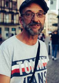 Ils ont tout abandonné, appart', boulot, crédit & routine pour vivre libre d'air pur et de cueillette ! Avec Les Punks A Chien De Strasbourg En Quete De Liberte