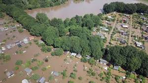 Die hochwassernotgemeinschaft rhein macht am 23. Hochwasser In Der Kleingartenanlage Ruhlach In Opladen Youtube