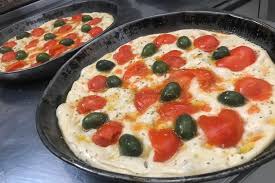 Pizza e focaccia si possono fare utilizzando lo stesso impasto, la differenza sta poi nella maniera in cui l'impasto si stende, nella cottura e farcitura diversa. Altamura Impastiamo A Casa Pane Pizza E Focaccia