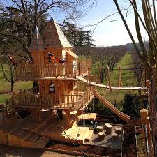 Located in the region of périgord, its set on the site of a ruined fortress that can be accessed by crossing a wooden footbridge over a moat. L Annuaire Professionnels De La Construction Des Equipements De Cabanes