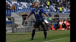 El milan se ha interesado en el argentino, quien ya se encuentra integrado en nervión y con la confianza de lopetegui. Watch This Amazing Goal Scored By Papu Gomez Vs Everton Baila Como El Papu Hd Youtube