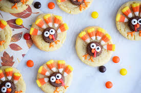 Here, with simplicity in mind, we've rounded up delicious, easy thanksgiving recipes covering everything from appetizers to desserts to even your just look at that carrot beak on the turkey's bell pepper face! 15 Festive Thanksgiving Cookies