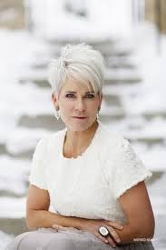 Numerous studies and researches have therefore been around for years on the subject of how the hair is getting dizzy. Classic And Elegant Short Hairstyles For Mature Women Inspired Beauty
