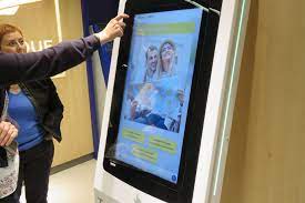 Elle ne ferme donc que 2 h chaque jour tôt le matin. Evry Courcouronnes La Poste Lance Son Premier Bureau Dedies Aux Jeunes En Ile De France Actu Essonne