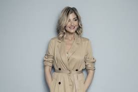 Σε πελάγη ευτυχίας βρίσκονται ο γαβριήλ σακελλαρίδης και η σύζυγός του ράνια τζίμα. H Rania Tzima Apla Kanei Th Doyleia Ths Sunday Edition News 24 7