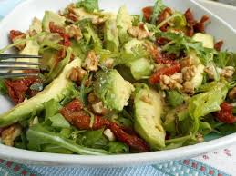 Salade D Avocats Roquette Tomates Sechees Et Noix La Cuisine De Bulle Salade D Avocat Salade Tomate Salade