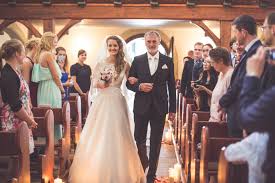 Es ist der augenblick, in dem der bräutigam und die hochzeitsgäste die strahlende braut in ihrem brautkleid zum ersten mal sehen. 10 Gedanken Beim Einzug In Die Kirche Wonderwed Blog