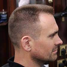 Look Conservateur Et Coupe De Cheveux A La Brosse Photo Coiffure A Brosse Chev Photo Coiffure Homme Coiffure Homme Court Coupe De Cheveux Homme Courte