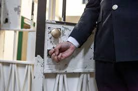 Giovanni brusca, 64 anni, fedelissimo del capo dei capi di cosa nostra, totò riina, prima di diventare un collaboratore di giustizia ammise, tra l'altro, oltre al suo ruolo attivo nella strage di capaci del 23 maggio 1992, anche di aver partecipato all'uccisione del piccolo giuseppe di matteo. Scarcerato Giovanni Brusca