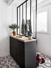 Une Verriere Separe Partiellement L Entree De La Cuisine Decorationcuisine Deco Entree Maison Idee Entree Maison Amenagement Entree Maison