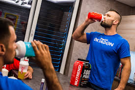 Jeden ze soupeřů mladíka trefil do hlavy, druhý do nohou. Nutrend And Reality Show Oktagon Mma Nutrend Supplements