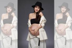 Ady an is a popular taiwanese actress and singer who was discovered when she was working in a coffee shop. å®‰ä»¥è»'ä¸€å¹´ä¸€èƒŽä¾èˆŠçº–ç´°æ›¬å­•å©¦å¯«çœŸå®£å'Š å°è‚š