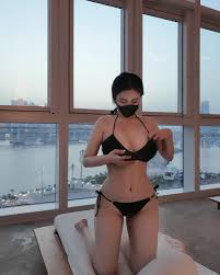 크리스틴 스콧의 길들여지지 않은 몸매와 매혹적인 보육원 성인 배우 갤러리