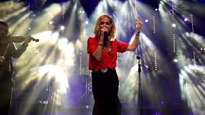 Vissi her gittigi yere eleni'yi de goturdugunu gostermek icin her konserinde bu sarkisını mutlaka soyler. Anna Vissi Live Ena Sou Leo Ena Moni Lazariston Thessaloniki 24 06 2019 Youtube