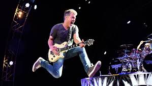 A collection of cool pictures of celebrities and icons from today and yesterday. Angus Young Eddie Van Halen Hinterlasst Definitiv Ein Grosses Loch