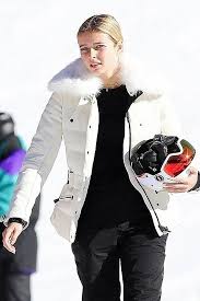Apple Martin 15 Looks Like Mom Gwyneth Paltrow While Skiing In Aspen Gwyneth Paltrow Famous Moms Oliver Hudson