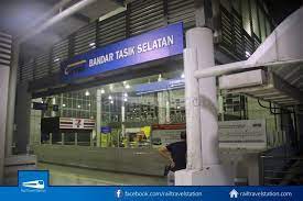 Bandar tasik selatan is notable for the coterminous bandar tasik selatan railway station, which is a rail interchange with intercity, ktm komuter, lrt and klia transit. Bandar Tasik Selatan Railway Station Railtravel Station