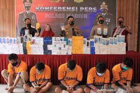 Check spelling or type a new query. Polres Madiun Tangkap Komplotan Pembobol Toko Hp Maju Hardware Antara News