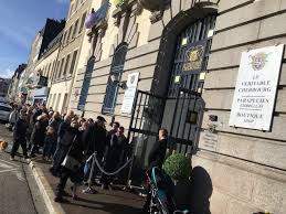 Il s'agit d'une institution bicentenaire, de capital privé lors de sa création le 18 janvier 1800 sous le consulat. La Foule Au Rendez Vous Pour Le Destockage Des Parapluies De Cherbourg Du Veritable Cherbourg La Presse De La Manche