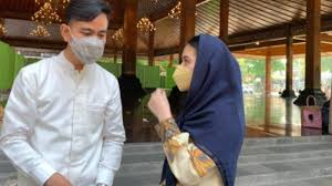 Jokowi sudah melontarkan rencana untuk bertemu prabowo sejak hasil quick count pilpres 2019 diumumkan berbagai lembaga survei. Keluarga Jokowi Rayakan Idul Fitri 2021 Gibran Salat Ied Di Balai Kota Solo Silaturahmi Daring Tribunnews Com Mobile