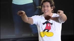 Atravesado de errores y falta de coherencia, el monólogo de riaño me recordó cuando lo vi por primera vez en comediantes de la noche. Comediante Alejandro Riano Youtube