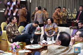 Di kopassus, luhut panjaitan pernah menjabat komandan pusat pendidikan kopassus di batujajar, bandung, asisten pada saat muda, luhut aktif sebagai atlet renang karate, judo dan erjun payung. Luhut 35 Tahun Gendong Ransel Menteri Muda Selain Nadiem