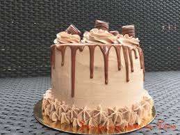 Pour donner un meilleur aspect au gateau, le surface noise peut être pratique et ce pour la génoise et le glaçage. Layer Cake Kinder Bueno Les Gourmandises De Nemo
