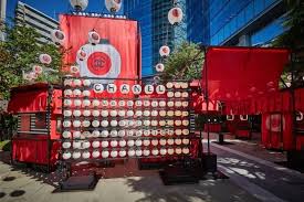 写真20 26 シャネルのビューティイベント シャネル マツリ 新作リップが試せる 屋台 やプレゼントがあたる 福引き 屋台 展示デザイン 提灯 祭り