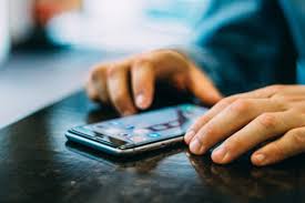 While one may not notice it easily, the phablets are causing a temporary deformity to the little finger. Coronavirus Smartphone Pinky Syndrome Has Doctors Worried Due To Excessive Phone Usage In Lockdown