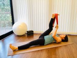 股関節の柔軟性up 理学療法士が教えるヨガ前のタオルストレッチ ヨガジャーナルオンライン タオル ストレッチ 股関節 ヨガジャーナル