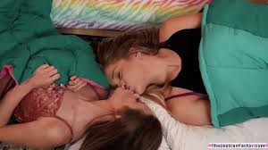 Brunette lesbian pussylicking her straight blonde bestfriend - XNXX.COM