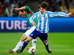 Futbola 8 yaşında rosario şehrinin takımı olan newell's old boys'da başladı. World Cup 2010 Argentina Star Lionel Messi Admits He Lost Bet With Coach Diego Maradona Goal Com