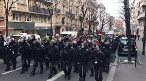 Les fêtes de fin d'année, dont le gouvernement espérait qu'elles feraient s'essouffler le mouvement contestataire, n'ont finalement pas découragé les plus mobilisés. Depart De L Acte 61 Des Gilets Jaunes De Ce Samedi 11 Janvier A Paris Le Parcours Commence A Rue Neuve Tolbiac Pour Rejoindre La Manifestation Contre La Reformeretraites A La Place De