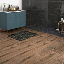 Maybe you would like to learn more about one of these? Un Carrelage Effet Bois Fonce Pour Rechauffer La Salle De Bains Leroy Merlin