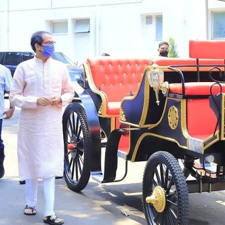 Mumbai welcomes cruelty-free victorian carriages without horses to explore Marine Drive! 'Victoria 2.0' are the electronic carriages that will bring Bombay's charm back to Mumbai. Remember that horse-driven carriage ride that you