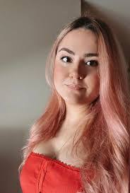 Caroline Frank's Instagram, Twitter & Facebook