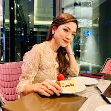 She studied at studied at universiti teknologi mara. Macam Kembar Ini Yang Terjadi Bila Ruhainies Nora Danish Bergambar Sekali Erin Sakura News