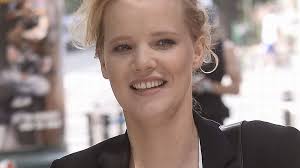 Rumors are rife that ms kulig may soon be featuring in a major production. Joanna Kulig Pozuje Z Bradem Pittem Obcisla Sukienka Podkreslila Jej Ciazowe Kraglosci