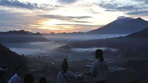 Matahari terik di tengah langit. Disebut Tanda Kiamat Bmkg Jelaskan Matahari Terbit Di Utara