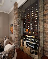 Weinschrank Im Wohnzimmer Mit Wandverkleidung Aus Naturstein Weinkeller Bauen Weinkeller Glas Weinkeller