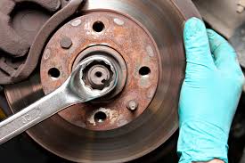 Wann ich meine motorrad bremsbeläge wechseln würde ist, wenn ich kurz vor einer längeren motorradtour bin. Verschlissene Bremsscheiben Beim Auto Wissenswertes Und Anleitung Zum Selber Tauschen Autoteile Markt De Blog