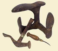 Shoemaker S Last And Tools Leather Craft Projects Leather Craft Tools Leather Workshop