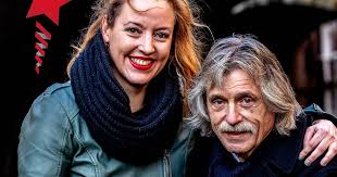 Ze mogen dan zoveel mensen ontvangen als mogelijk is binnen de 1,5 meterregel , zo maakte. Derksen En Zijn Dochter Openhartig Over Hun Relatie Vroeger En Het Trapongeluk Show Ad Nl