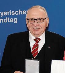 Verfassungsmedaille in München verliehen: Iris Berben mit Gold geehrt