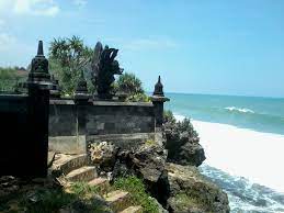 Pantai yang terletak dibawah bukit serta adannya pura yang memiliki ornamen serupa dengan yang berada di pulau bali terlihat seperti gambaran pemandangan di pantai di uluwatu. 10 Pantai Ngobaran Ideas Statue Of Liberty Landmarks Statue