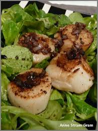 Noix De Saint Jacques Sautees Au Porto Sur Lit De Mache Anne Stram Gram Recettes De Cuisine Noix De Saint Jacques Recette Coquille Saint Jacques