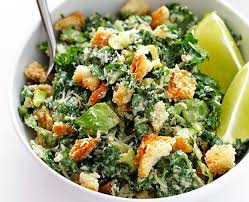 Une Salade Cesar Croustillante Au Chou Kale Tres Facile A Faire Recipe Greek Recipes Vegetable Recipes Salad Recipes