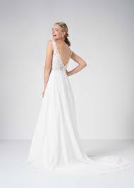 Modern Non White Wedding Dress In 2020 Brautmode Kleid Hochzeit Klassisches Brautkleid
